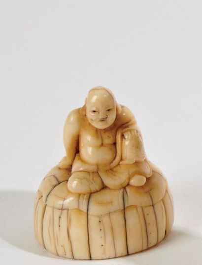 null JAPON - Epoque EDO (1603 - 1868)
Netsuke en ivoire à patine jaune, Hotei assis...