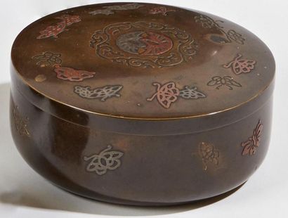 null JAPON - Epoque MEIJI (1868 - 1912)
Boite de forme ronde en bronze à décor incrusté...