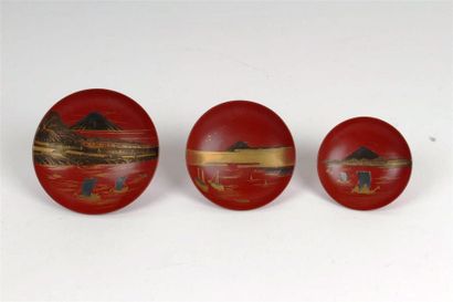 null JAPON - Epoque MEIJI (1868 - 1912)
Trois coupes à saké en laque rouge à décor...