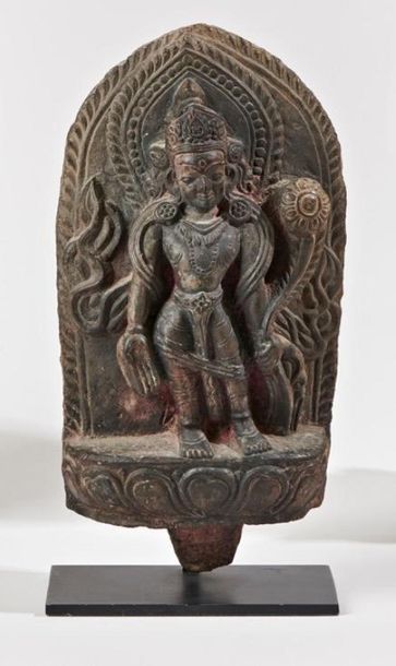 null NEPAL - XIXe siècle
Petite stèle en pierre noire, Padmapani debout devant une...