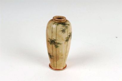 null JAPON, Fours de Satsuma - Epoque MEIJI (1868 - 1912)
Petit vase meiping en faïence...