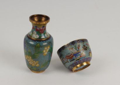 null CHINE - Début XXe siècle
Bol et vase en bronze doré et émaux cloisonnés à décor...