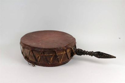 null NEPAL - Début XXe siècle
Grand tambour (dhyangro) de chamane en cuir et bois,...