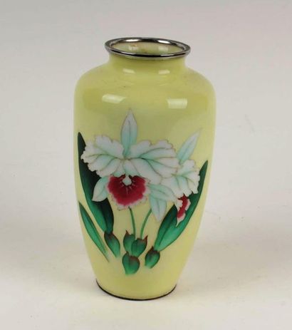 null JAPON - Epoque MEIJI (1868 - 1912)
Vase en shibuichi et émaux cloisonnés à décor...