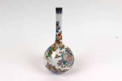 null JAPON - Epoque MEIJI (1868 - 1912)
Vase de forme bouteille en porcelaine émaillée...