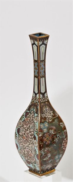 null JAPON - Epoque MEIJI (1868 - 1912)
Vase bouteille de forme carrée en bronze...