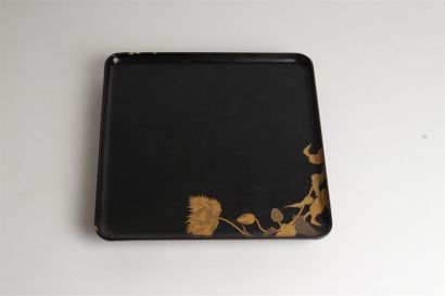 null JAPON - Epoque MEIJI (1868 - 1912)
Plateau de forme carrée en laque noire décorée...
