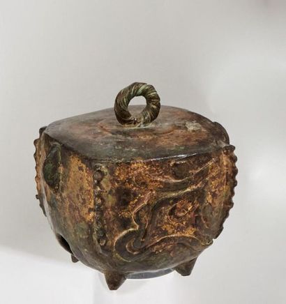 null JAPON - XIXe siècle
Grelot de forme carrée en bronze à traces de laque or, à...