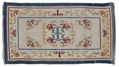 null CHINE
Deux tapis en laine, l'un de forme rectangulaire à décor de trois pivoines...