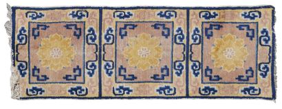 null CHINE
Deux tapis en laine, l'un de forme rectangulaire à décor de trois pivoines...