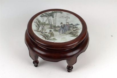 null CHINE - XXe siècle
Petit tabouret en bois, incrusté d'une plaque en porcelaine...