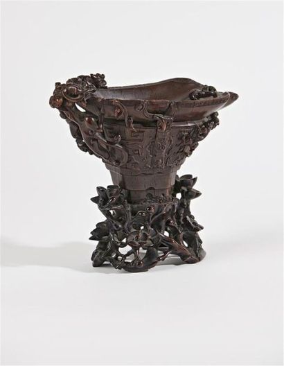 null CHINE - XVIIIe siècle
Coupe libatoire en corne de rhinocéros sculptée en haut...