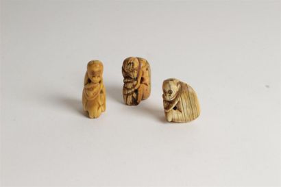 null JAPON - Epoque EDO (1603 - 1868)
Trois netsuke en ivoire en forme de singes.
(Usures).
...