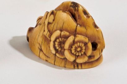 null JAPON - Fin Epoque EDO (1603 - 1868)
Deux netsuke en ivoire, rocher fleuri de...