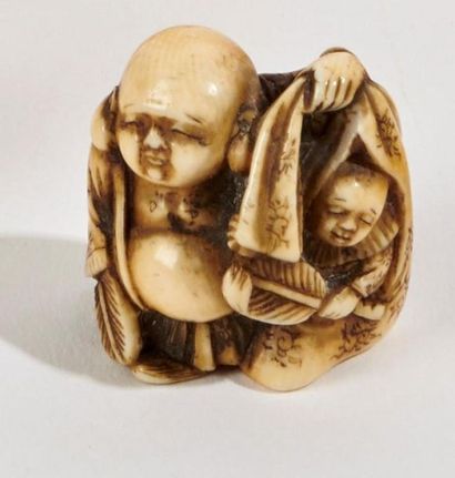 null JAPON - Epoque MEIJI (1868 - 1912)
Deux netsuke en ivoire, enfant couché sur...