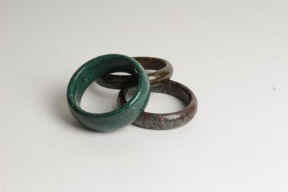 null CHINE
Ensemble de trois bracelets en jaspe vert et brun.
Diam. 8 cm ; 7,5 cm...