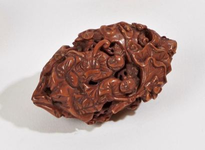 null CHINE - Vers 1900
Boite de forme ronde en noix de coco sculpté d' objets précieux...