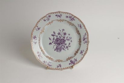 null CHINE
Assiette en porcelaine à décor en camaïeu violet d'un bouquet noué au...