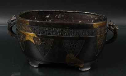 null CHINE - XIXe siècle
Brûle-parfum en bronze à patine brune à traces de dorure,...