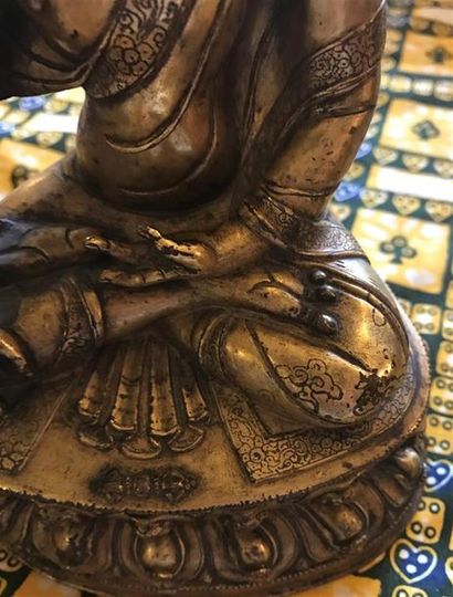 null TIBET - XVIIe/XVIIIe siècle
Statuette en bronze doré d'Akshobya assis en padmasana...