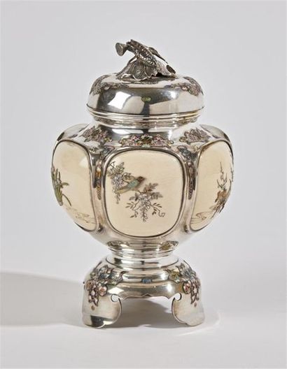 null JAPON - Epoque MEIJI (1868 - 1912)
Brûle-parfum tripode en shibuichi et ivoire...