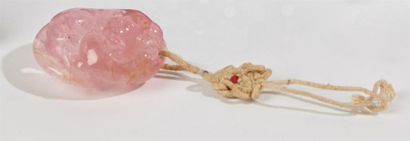 null CHINE - Vers 1900
Pendentif en quartz rose en forme de deux loirs lovés. H....