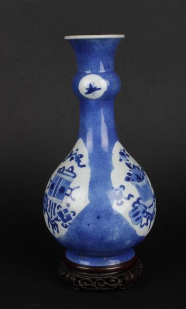null CHINE
Vase de forme balustre en porcelaine à décor en bleu sous couverte de...