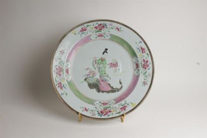null CHINE
Grand plat rond en porcelaine à décor polychrome des émaux de la Famille...