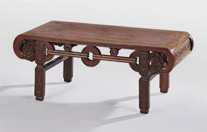 null TABLE BASSE en bois exotique sculpté 
Travail de l'Extrême-Orient 
Dim.: 36...