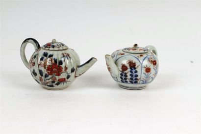 null CHINE et JAPON - XVIIIe siècle
Deux verseuses en porcelaine décorées en bleu...