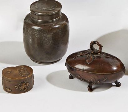 null JAPON - XIXe siècle
Boite de forme ovale reposant sur quatre pieds en bronze...