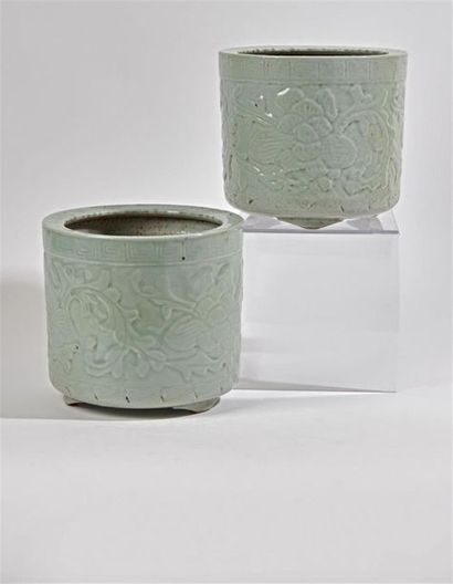 null CHINE
Paire de cache-pots en porcelaine de forme cylindrique reposant sur trois...