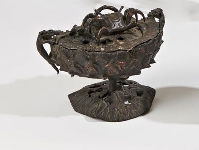 null CHINE - XIXe siècle
Brûle-parfum en bronze à patine brune en forme de socle...