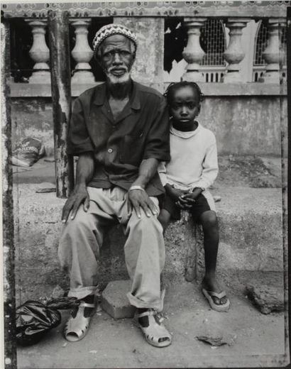 null PERRIN Gilles (1947)
Mamadou Sangoré et sa fille Maryam, Place de la Liberté,...