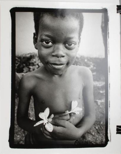null RIOUFOL Emmanuel (1966)
Enfant aux fleurs, 1995
Tirage argentique en noir et...