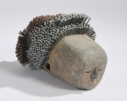 null VÉRONIQUE VERMEIL (1938-2017)
Janus
Bois sculpté, pigments gris et or, clous....