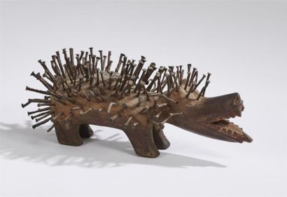 null PORC EPIC 
Sculpture en bois et clous. 
Congo. 
Long. 40 cm