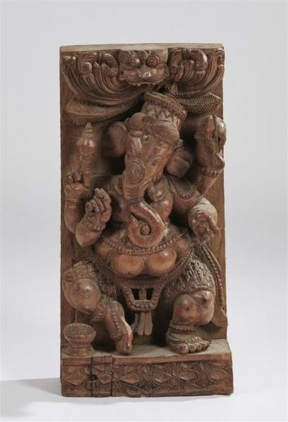 null GANESH 
Panneau en bois sculpté. 
Travail Indien du XXe siècle. 
H. 57,5 cm...