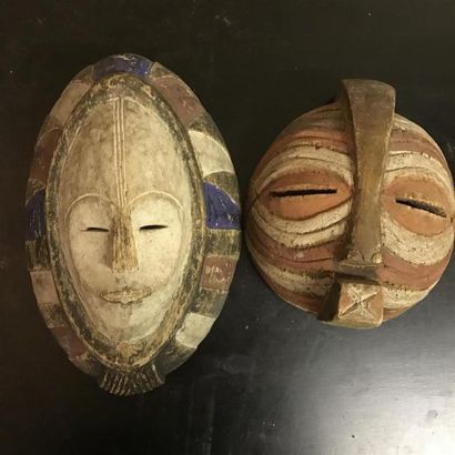 null LOT de deux masques en bois sculpté et pigments. 
Travail Africain du XXe siècle....