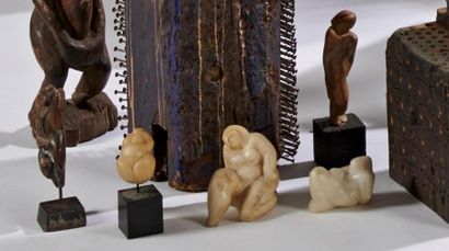 null LOT de douze sculptures en pierre dure, albâtre et bois représentant des figures...