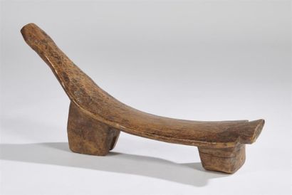 null TABOURET en bois sculpté. 
H. 34 cm - Long. 72 cm 