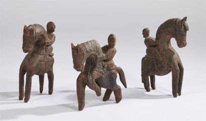 null TROIS CAVALIERS en bois sculpté. 
Travail de l'Extrême-Orient.
H. 27 et 30 cm...