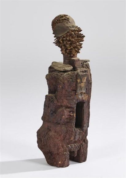 null VÉRONIQUE VERMEIL (1938-2017)
Personnage débout. 
Sculpture en bois, racine...