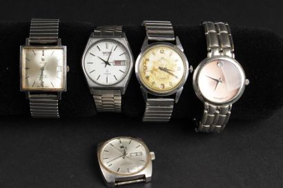 null Lot de cinq montres bracelets en acier. 