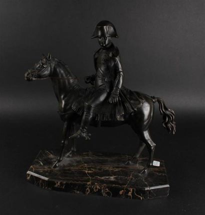 null NAPOLEON à cheval. 
Epreuve en bronze (en plusieurs partie à resolidariser)...