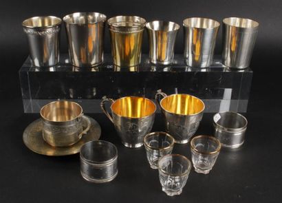 null ENSEMBLE en métal argenté : tasse et soucoupe, deux tasses, six timbales, deux...