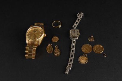 null * ENSEMBLE de médailles en métal doré, montres fantaisies et billets anciens....