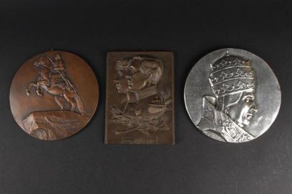 null ENSEMBLE comprenant deux plaques commemoratives de la guerre 14-18, de la mort...