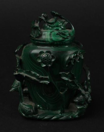 null CHINE, XXème siècle
Vase en malachite à décor ajouré de branchages.
H.: 11 cm
Accidents....