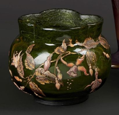 null CRISTALLERIE de GALLE
Vase boule à large col quadrilobé en verre teinté vert...